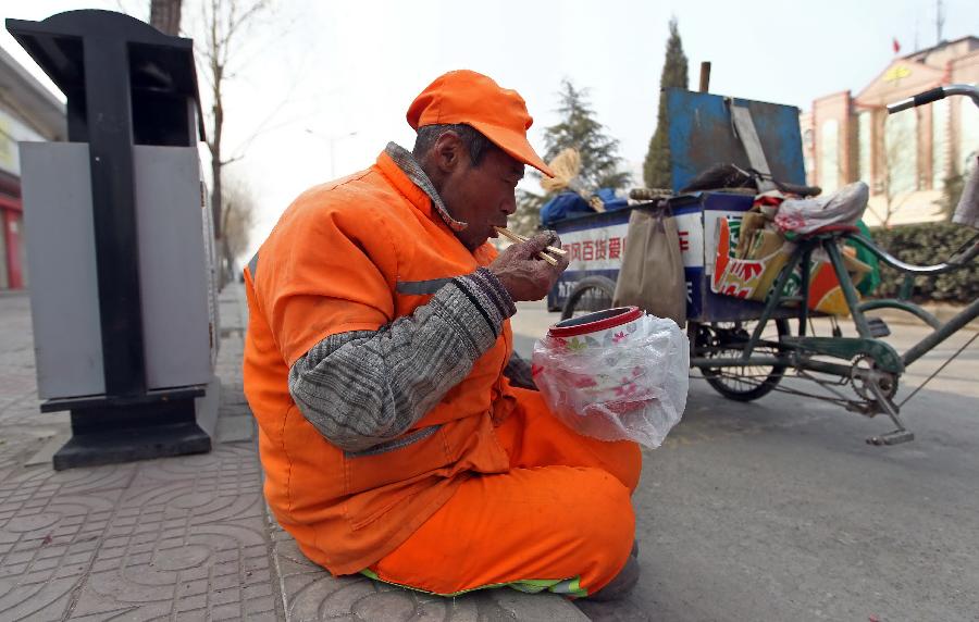 輸送帶廠家：暖心！老人高溫下賣菜城管買下送環(huán)衛(wèi)工